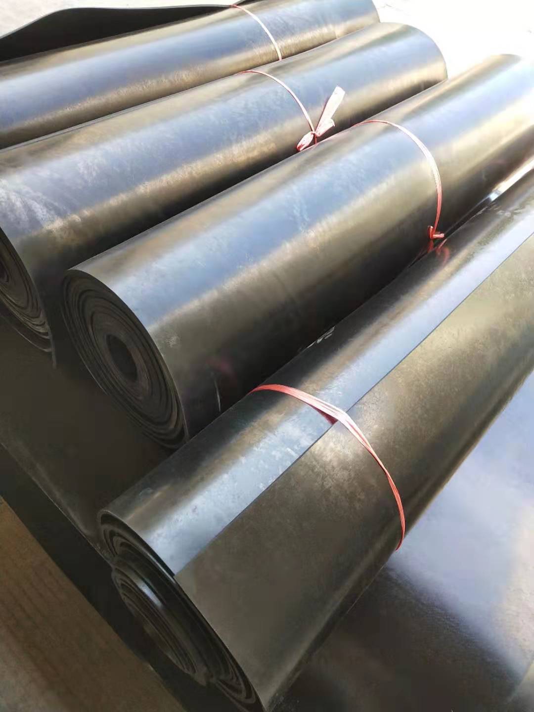 丁腈橡膠板：是由丁二烯和丙烯腈經(jīng)乳液聚合法制得的，丁腈橡膠主要采用低溫乳液聚合法生產(chǎn)。